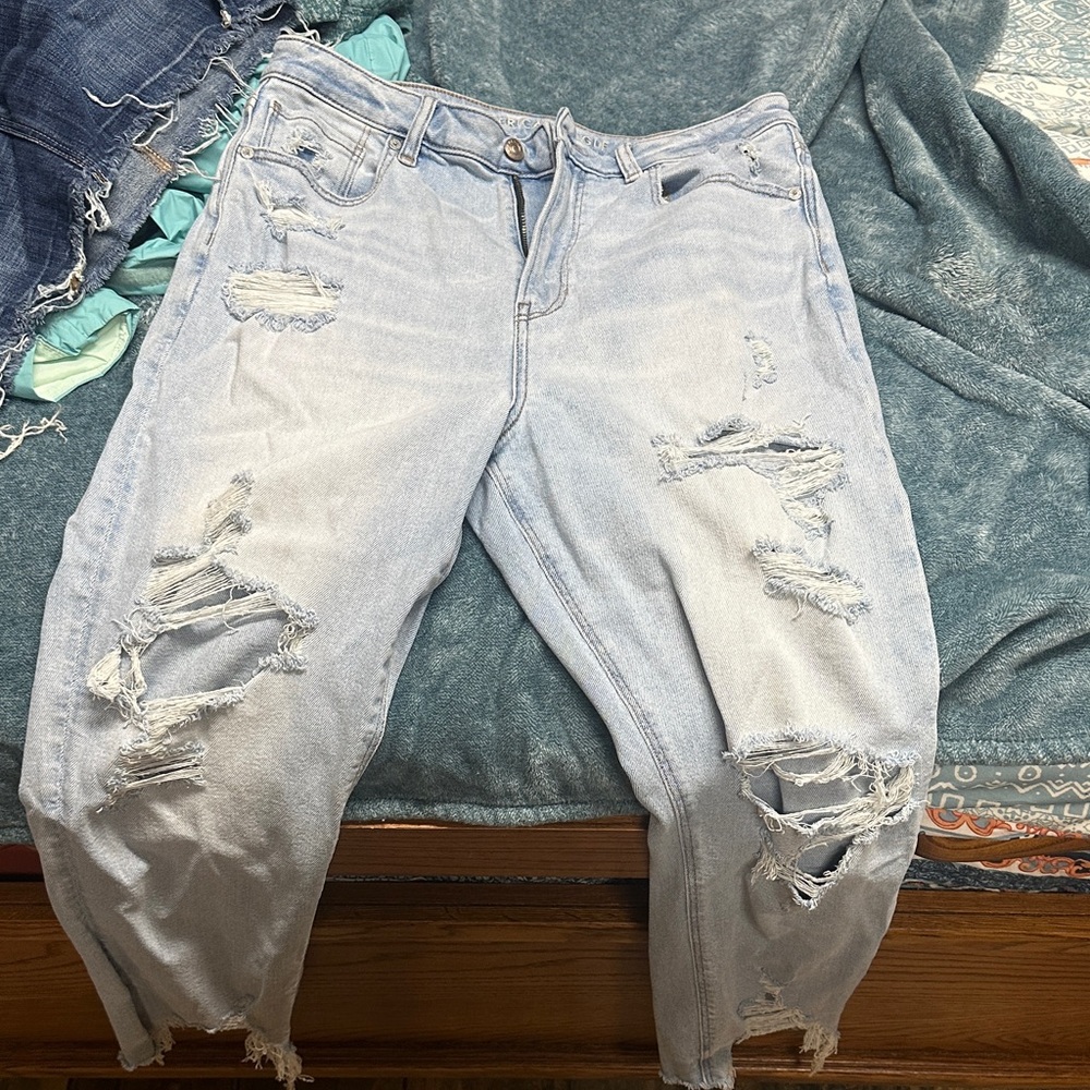 American Eagle Outfitters Light Blue Distressed Boyfriend Jeans